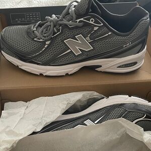 New Balance Men's Gray and Black Athletic Shoes